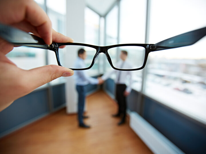 Using Eyeglasses vs LASIK: Which is Best for Me?