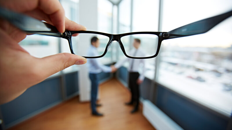 Using Eyeglasses vs LASIK: Which is Best for Me?