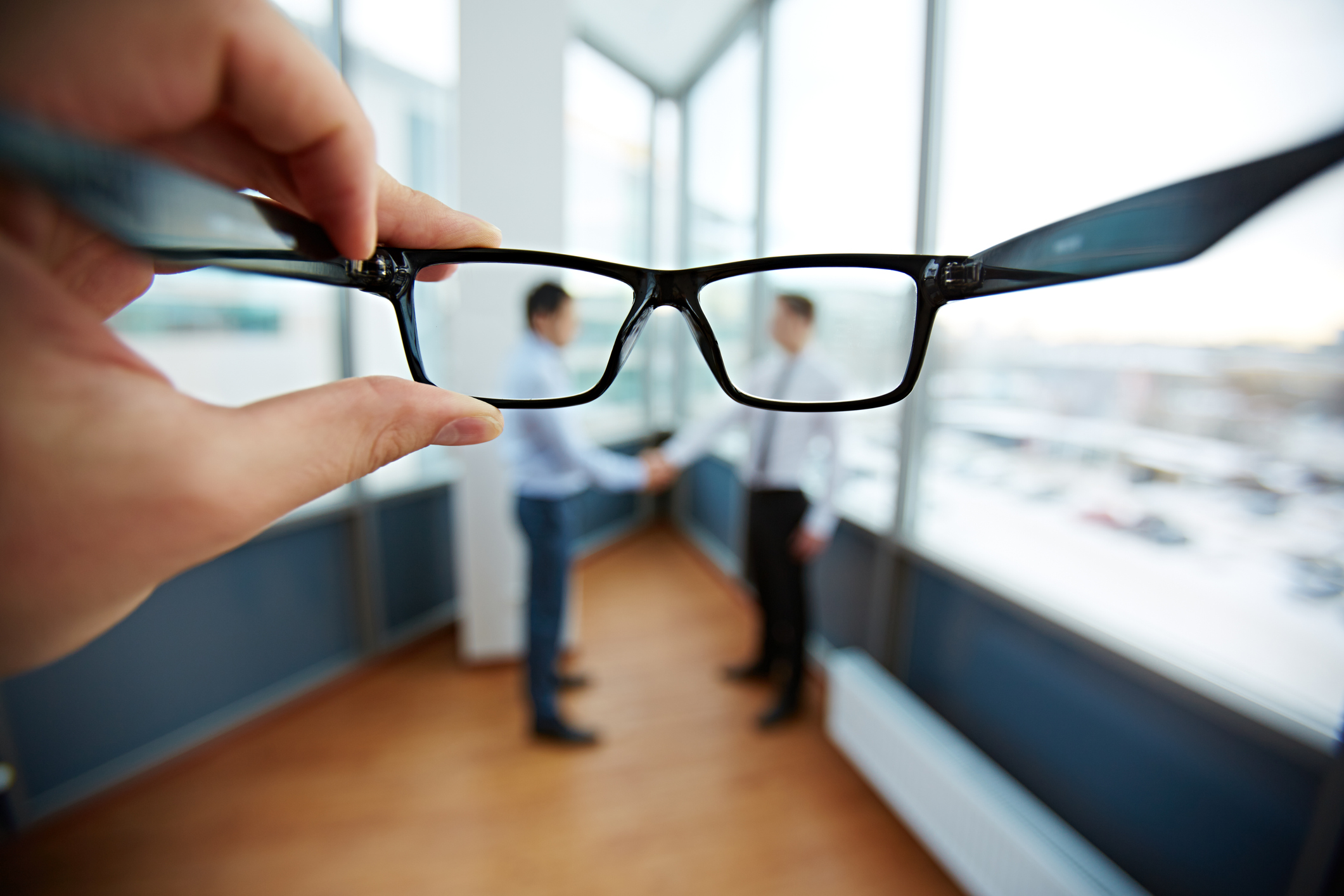 Using Eyeglasses vs LASIK: Which is Best for Me?