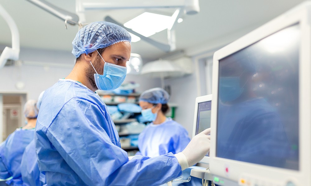 6 Differences Between Endoscopic and Traditional Spine Surgery
